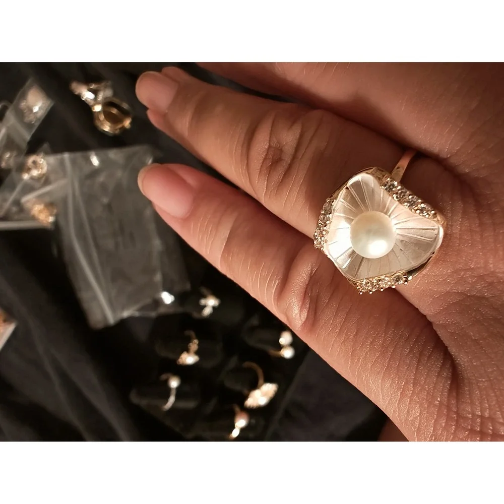 Ring genuine Pearl Shell Gold Tone Adjustable Statement